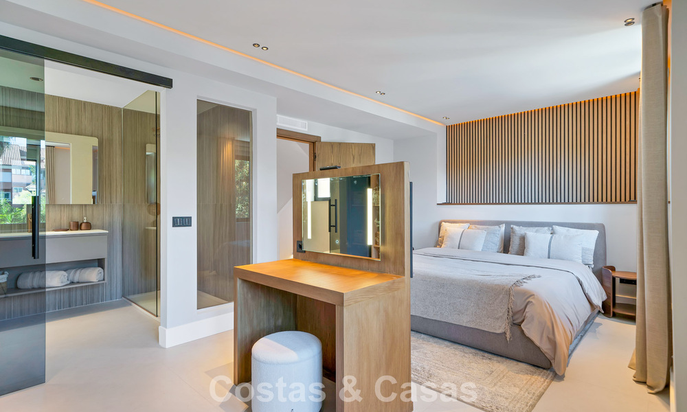 Elegante casa adosada modernizada en venta a poca distancia de la playa en Puerto Banús, Marbella 795315