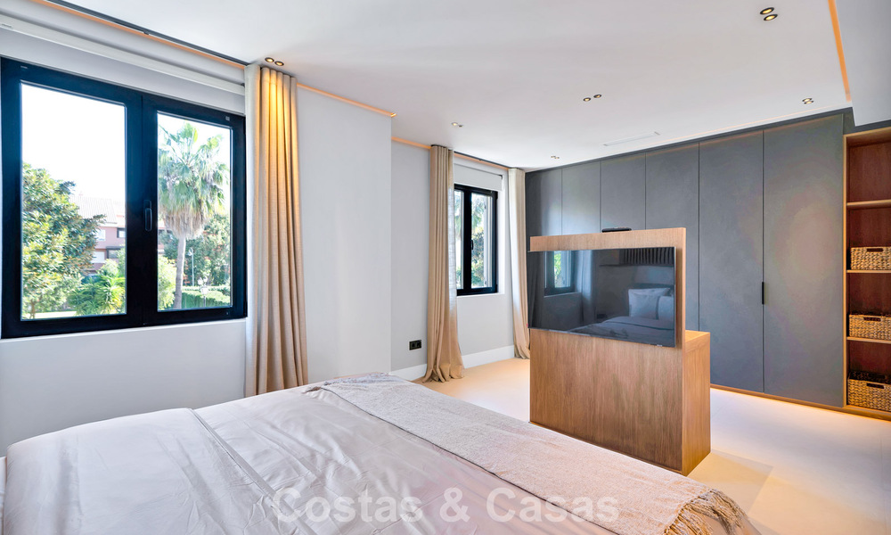 Elegante casa adosada modernizada en venta a poca distancia de la playa en Puerto Banús, Marbella 795316