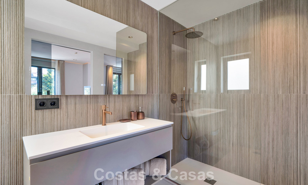 Elegante casa adosada modernizada en venta a poca distancia de la playa en Puerto Banús, Marbella 795317