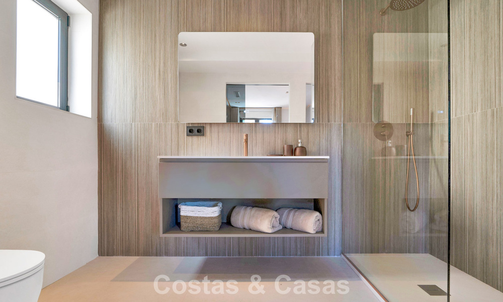 Elegante casa adosada modernizada en venta a poca distancia de la playa en Puerto Banús, Marbella 795318