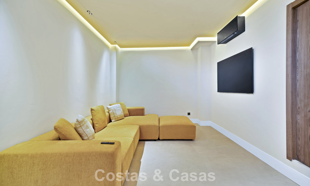 Elegante casa adosada modernizada en venta a poca distancia de la playa en Puerto Banús, Marbella 795319