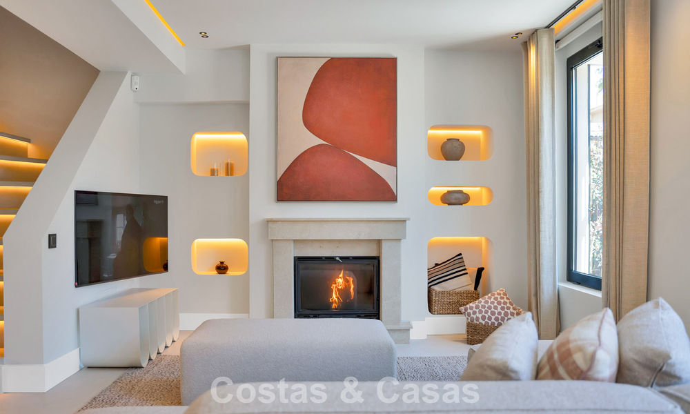 Elegante casa adosada modernizada en venta a poca distancia de la playa en Puerto Banús, Marbella 795320