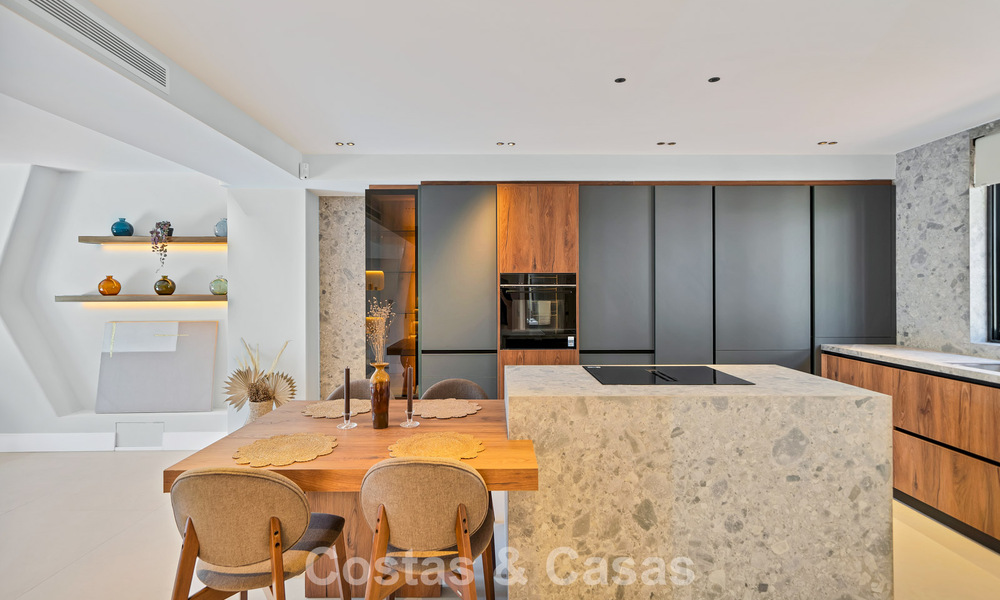 Elegante casa adosada modernizada en venta a poca distancia de la playa en Puerto Banús, Marbella 795324