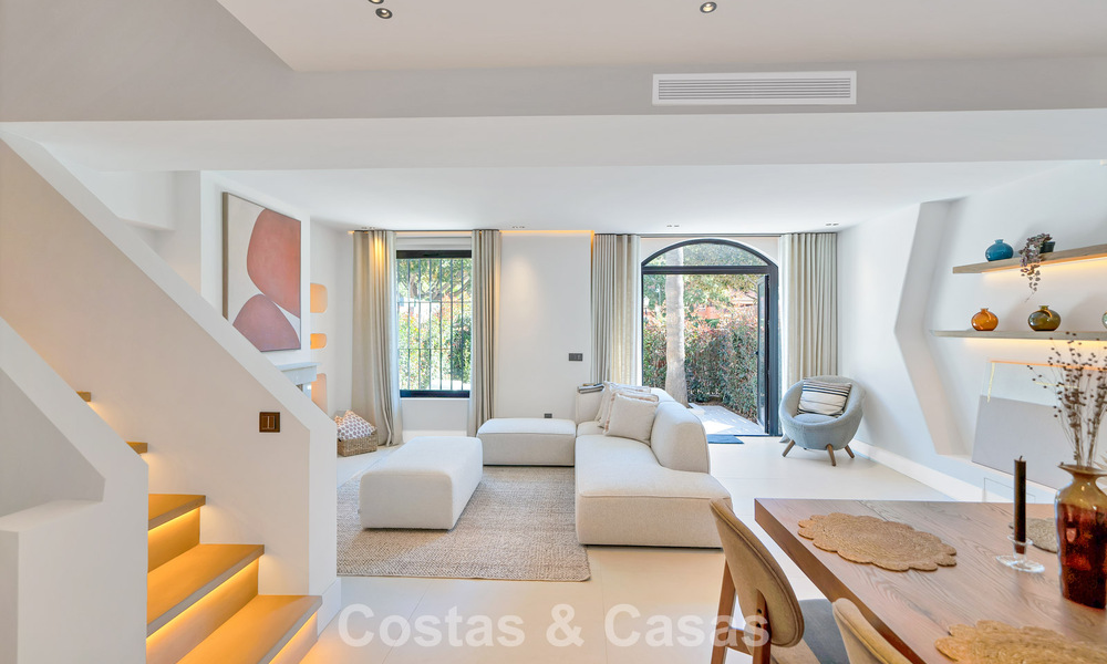 Elegante casa adosada modernizada en venta a poca distancia de la playa en Puerto Banús, Marbella 795325