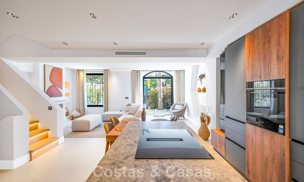 Elegante casa adosada modernizada en venta a poca distancia de la playa en Puerto Banús, Marbella 795326