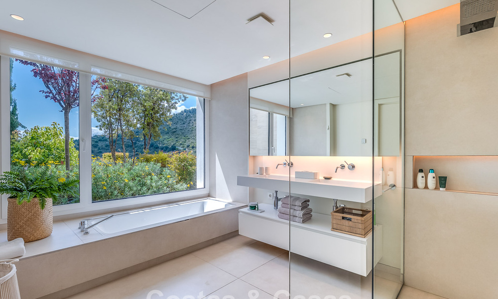 Lujoso apartamento contemporáneo en planta baja con vistas al mar en venta en un complejo boutique cerca de Marbella 795339