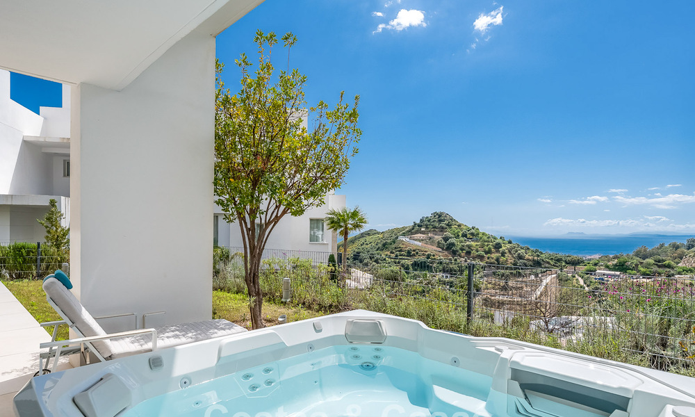 Lujoso apartamento contemporáneo en planta baja con vistas al mar en venta en un complejo boutique cerca de Marbella 795341