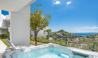 Lujoso apartamento contemporáneo en planta baja con vistas al mar en venta en un complejo boutique cerca de Marbella 795341 