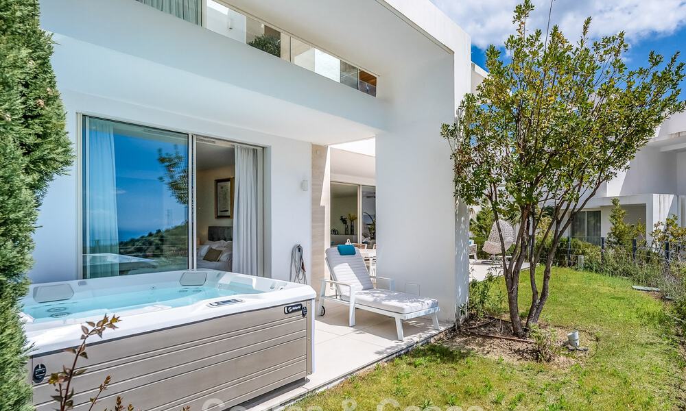 Lujoso apartamento contemporáneo en planta baja con vistas al mar en venta en un complejo boutique cerca de Marbella 795342