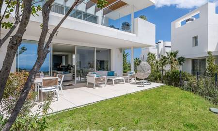 Lujoso apartamento contemporáneo en planta baja con vistas al mar en venta en un complejo boutique cerca de Marbella 795343