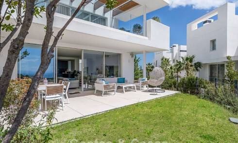 Lujoso apartamento contemporáneo en planta baja con vistas al mar en venta en un complejo boutique cerca de Marbella 795343