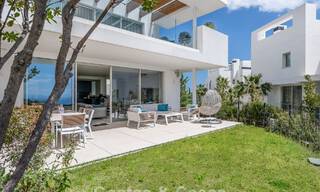Lujoso apartamento contemporáneo en planta baja con vistas al mar en venta en un complejo boutique cerca de Marbella 795343 