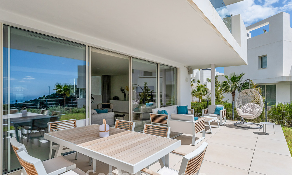 Lujoso apartamento contemporáneo en planta baja con vistas al mar en venta en un complejo boutique cerca de Marbella 795344
