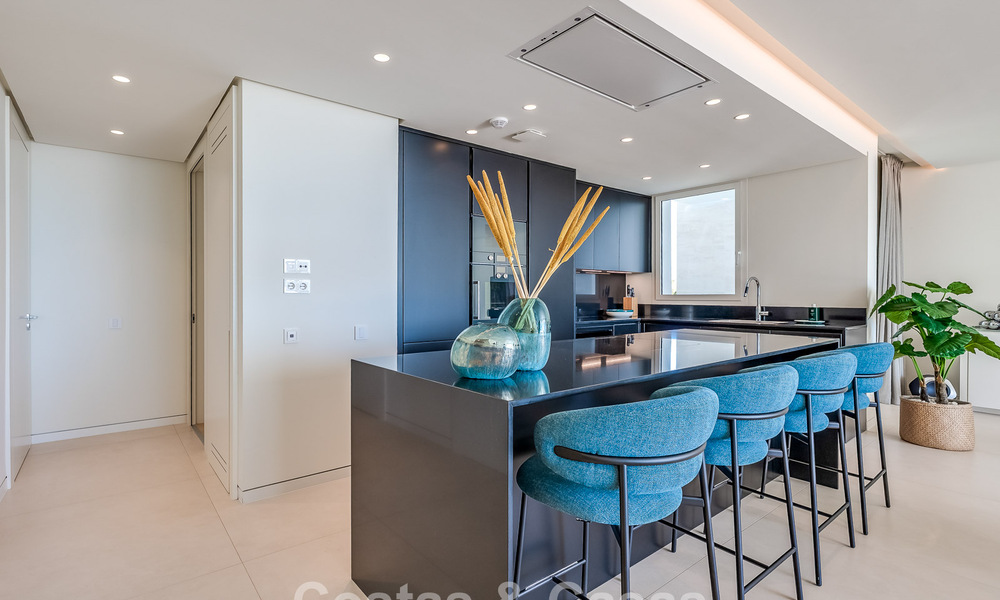 Lujoso apartamento contemporáneo en planta baja con vistas al mar en venta en un complejo boutique cerca de Marbella 795348