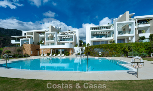 Lujoso apartamento contemporáneo en esquina con jardín privado y vistas al mar en venta en un exclusivo complejo boutique cerca de Marbella 808555