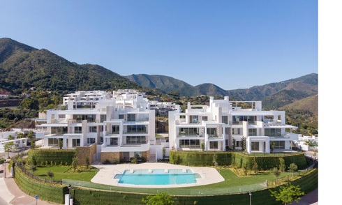 Lujoso apartamento contemporáneo en esquina con jardín privado y vistas al mar en venta en un exclusivo complejo boutique cerca de Marbella 808625