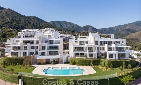 Lujoso apartamento contemporáneo en esquina con jardín privado y vistas al mar en venta en un exclusivo complejo boutique cerca de Marbella 808626