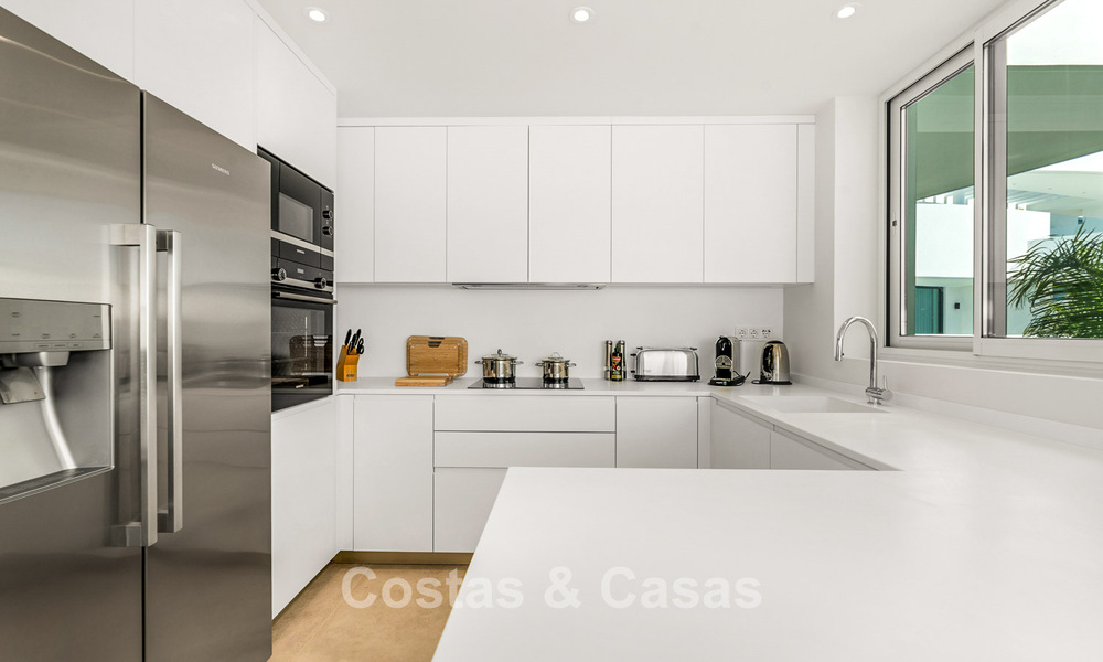 Apartamento vanguardista listo para entrar a vivir con sublimes vistas al mar a pocos minutos del centro de Marbella 795351