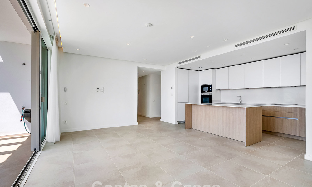 Apartamento luminoso con vistas al mar en venta en un complejo estilo resort a pocos minutos de Marbella 795369