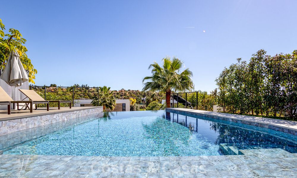 Villa moderna lista para entrar a vivir a poca distancia de una casa club de golf en la Nueva Milla de Oro entre Marbella y Estepona 795379