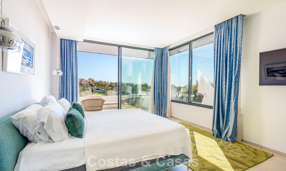 Villa moderna lista para entrar a vivir a poca distancia de una casa club de golf en la Nueva Milla de Oro entre Marbella y Estepona 795381