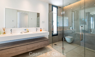 Villa moderna lista para entrar a vivir a poca distancia de una casa club de golf en la Nueva Milla de Oro entre Marbella y Estepona 795382 