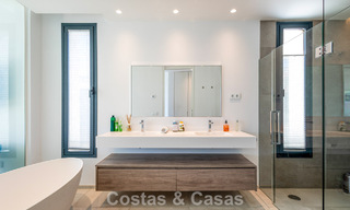 Villa moderna lista para entrar a vivir a poca distancia de una casa club de golf en la Nueva Milla de Oro entre Marbella y Estepona 795383 