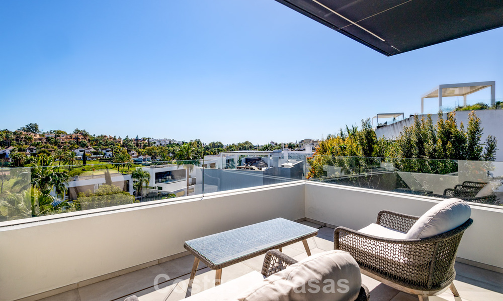 Villa moderna lista para entrar a vivir a poca distancia de una casa club de golf en la Nueva Milla de Oro entre Marbella y Estepona 795384