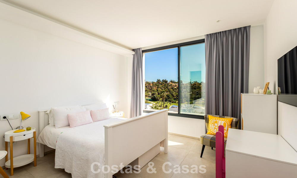 Villa moderna lista para entrar a vivir a poca distancia de una casa club de golf en la Nueva Milla de Oro entre Marbella y Estepona 795386