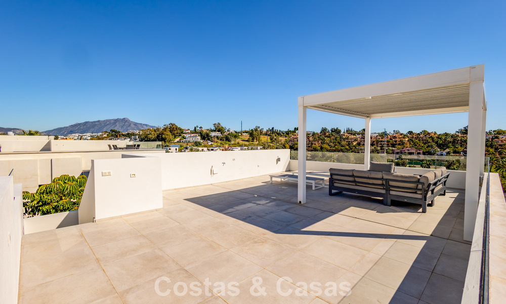 Villa moderna lista para entrar a vivir a poca distancia de una casa club de golf en la Nueva Milla de Oro entre Marbella y Estepona 795387