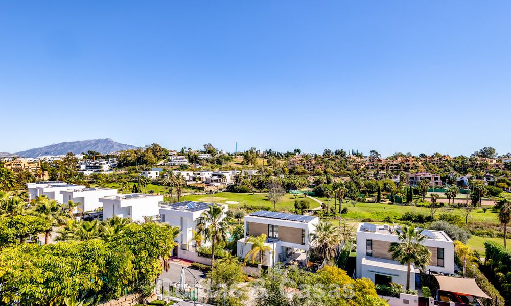 Villa moderna lista para entrar a vivir a poca distancia de una casa club de golf en la Nueva Milla de Oro entre Marbella y Estepona 795388