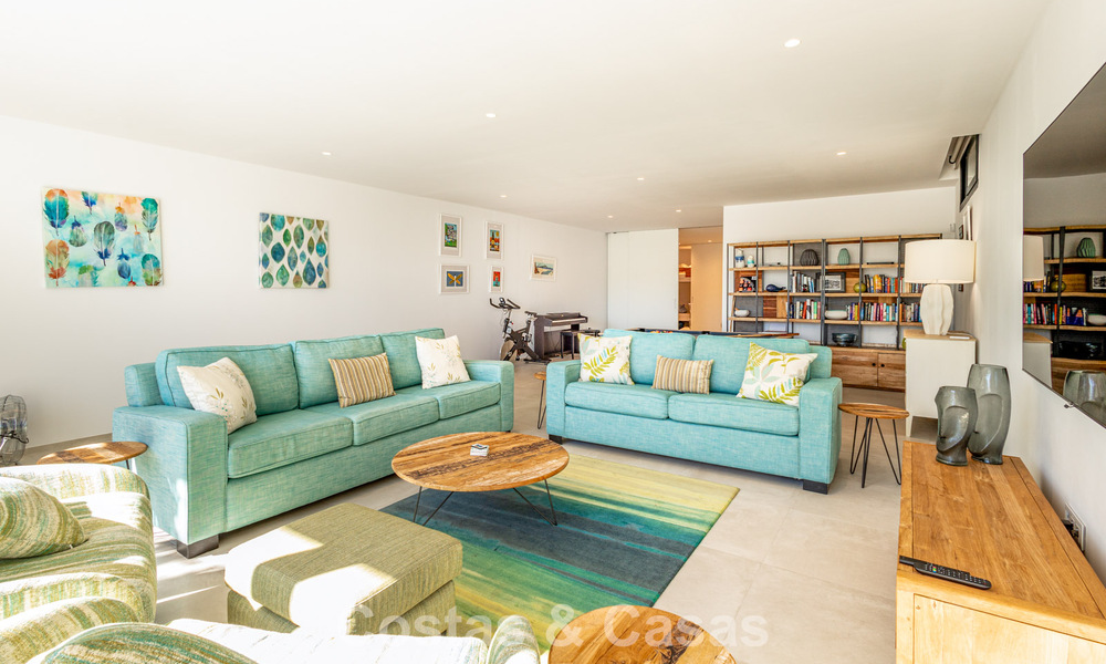 Villa moderna lista para entrar a vivir a poca distancia de una casa club de golf en la Nueva Milla de Oro entre Marbella y Estepona 795389