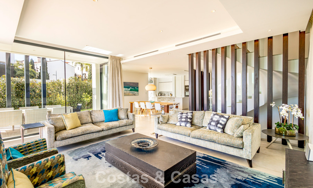 Villa moderna lista para entrar a vivir a poca distancia de una casa club de golf en la Nueva Milla de Oro entre Marbella y Estepona 795393