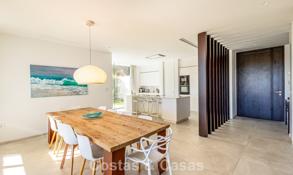 Villa moderna lista para entrar a vivir a poca distancia de una casa club de golf en la Nueva Milla de Oro entre Marbella y Estepona 795394