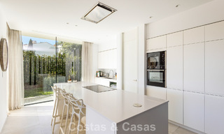 Villa moderna lista para entrar a vivir a poca distancia de una casa club de golf en la Nueva Milla de Oro entre Marbella y Estepona 795395 