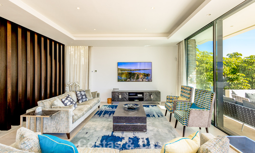 Villa moderna lista para entrar a vivir a poca distancia de una casa club de golf en la Nueva Milla de Oro entre Marbella y Estepona 795396