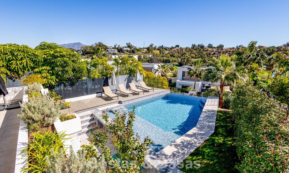 Villa moderna lista para entrar a vivir a poca distancia de una casa club de golf en la Nueva Milla de Oro entre Marbella y Estepona 795398