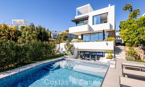 Villa moderna lista para entrar a vivir a poca distancia de una casa club de golf en la Nueva Milla de Oro entre Marbella y Estepona 795399