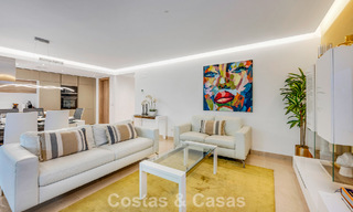 Apartamento contemporáneo con jardín en venta a pocos minutos a pie de la playa y Puerto Banús, Marbella 795711 