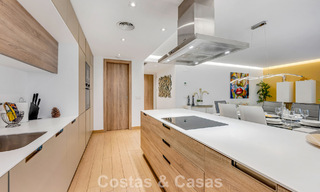 Apartamento contemporáneo con jardín en venta a pocos minutos a pie de la playa y Puerto Banús, Marbella 795713 