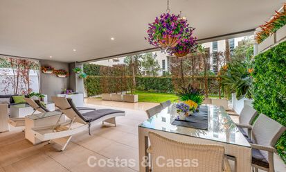 Apartamento contemporáneo con jardín en venta a pocos minutos a pie de la playa y Puerto Banús, Marbella 795714