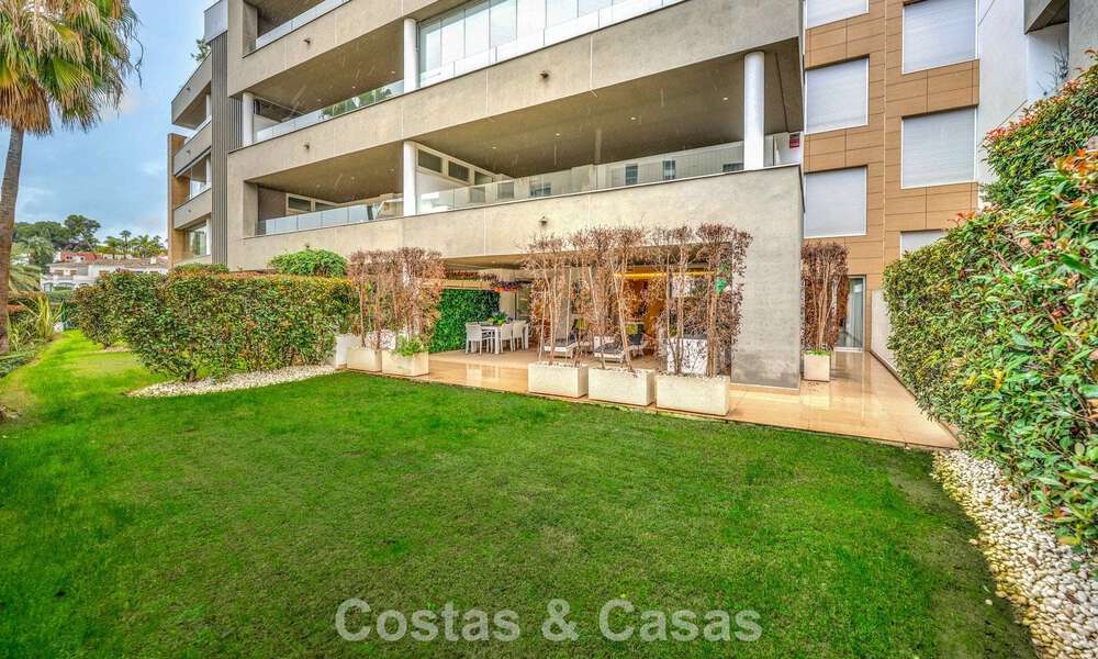 Apartamento contemporáneo con jardín en venta a pocos minutos a pie de la playa y Puerto Banús, Marbella 795718