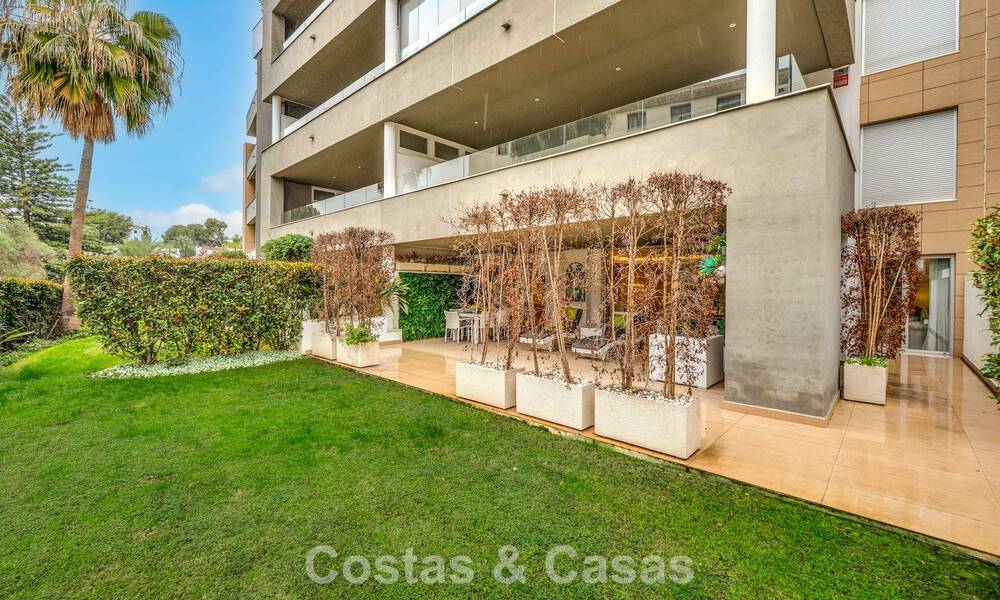 Apartamento contemporáneo con jardín en venta a pocos minutos a pie de la playa y Puerto Banús, Marbella 795719