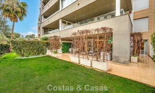 Apartamento contemporáneo con jardín en venta a pocos minutos a pie de la playa y Puerto Banús, Marbella 795719 