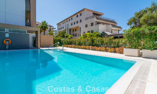 Apartamento contemporáneo con jardín en venta a pocos minutos a pie de la playa y Puerto Banús, Marbella 795721 