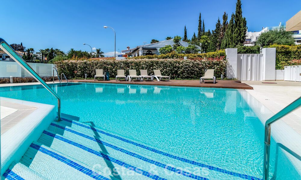 Apartamento contemporáneo con jardín en venta a pocos minutos a pie de la playa y Puerto Banús, Marbella 795723
