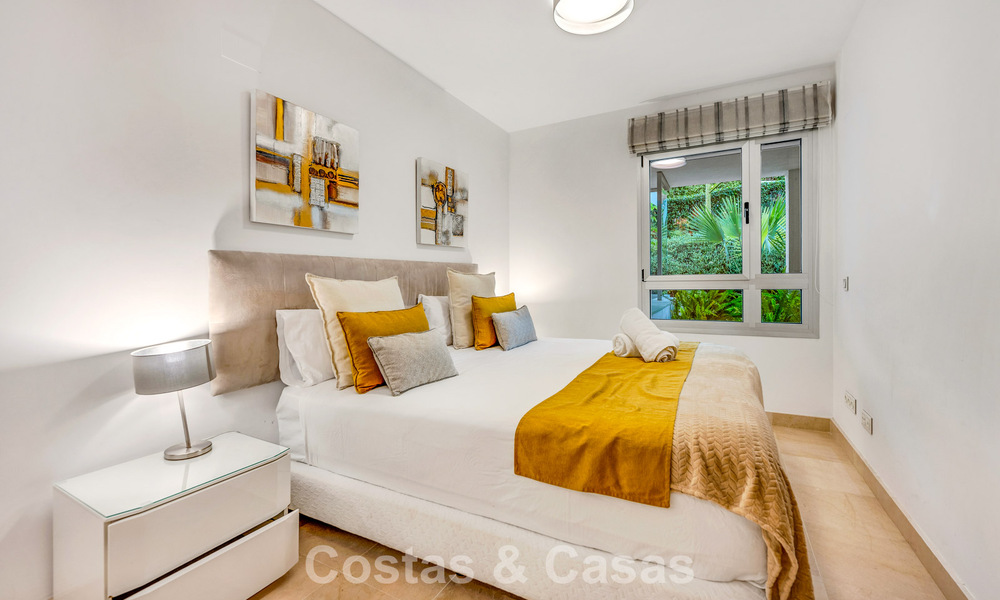 Apartamento contemporáneo con jardín en venta a pocos minutos a pie de la playa y Puerto Banús, Marbella 795724