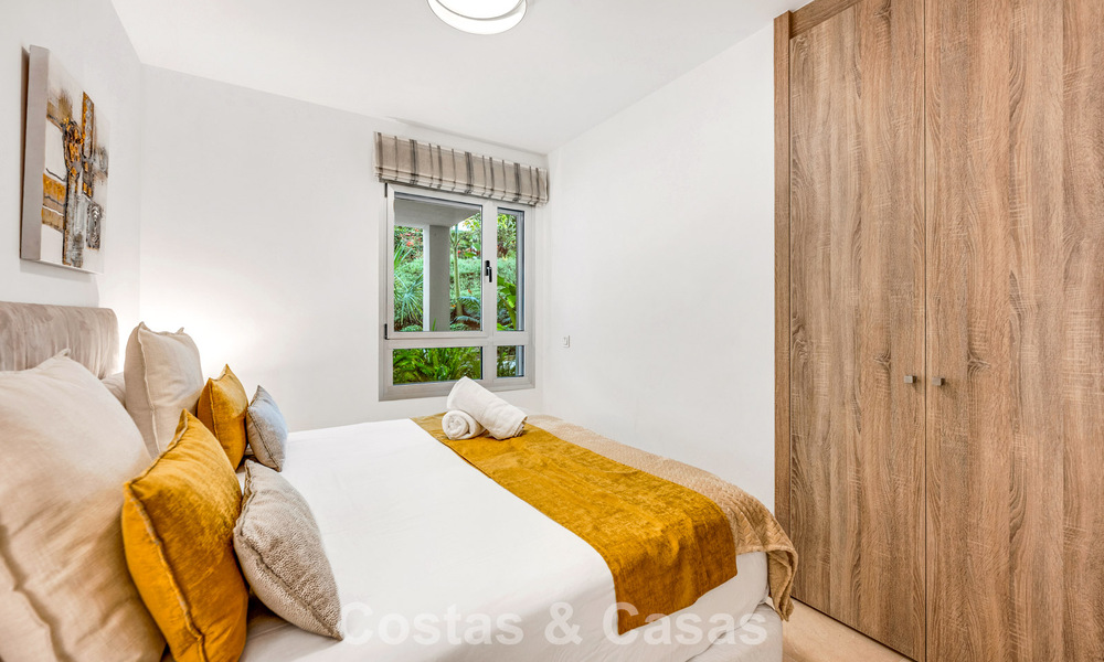 Apartamento contemporáneo con jardín en venta a pocos minutos a pie de la playa y Puerto Banús, Marbella 795725