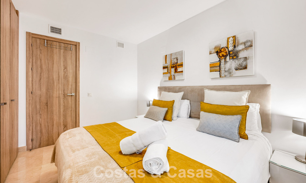 Apartamento contemporáneo con jardín en venta a pocos minutos a pie de la playa y Puerto Banús, Marbella 795726