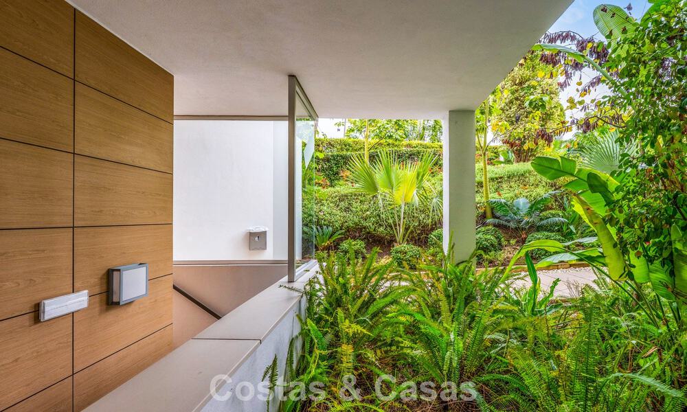 Apartamento contemporáneo con jardín en venta a pocos minutos a pie de la playa y Puerto Banús, Marbella 795727